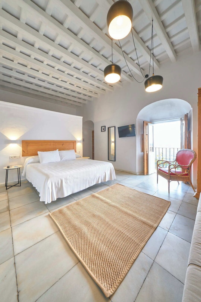 Deluxe Double Room, 1 King Bed, Balcony, Mountain View