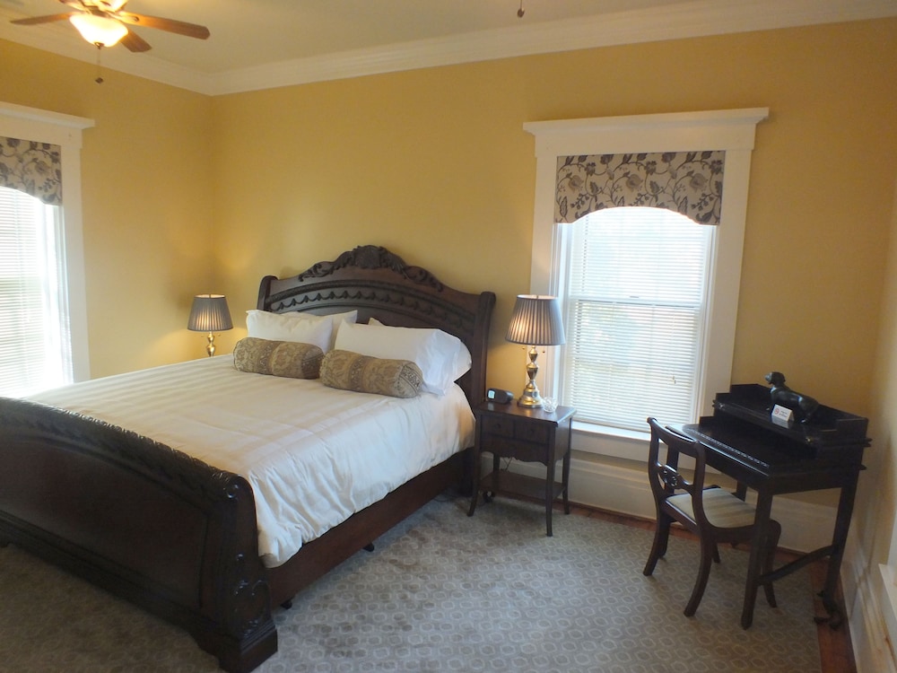 Deluxe Suite (Marilyn Suite)