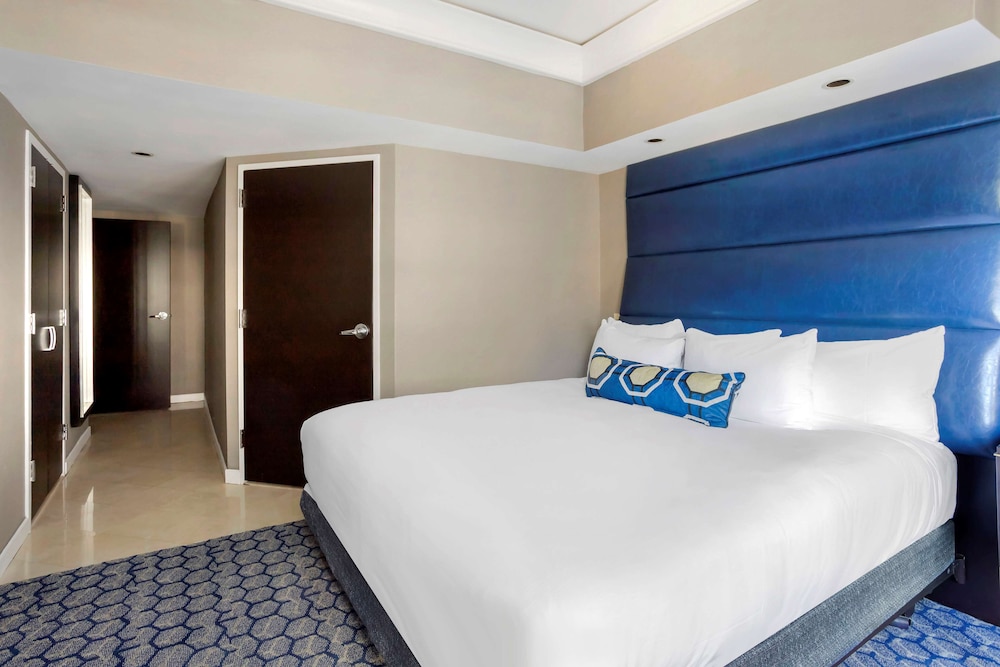2 Bedroom 2 King Suite with Queen Sofabed