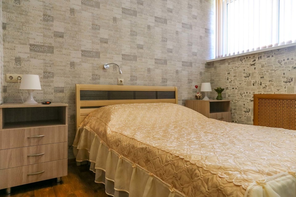 Double Room, 1 Large Twin Bed, Shared Bathroom photo 1