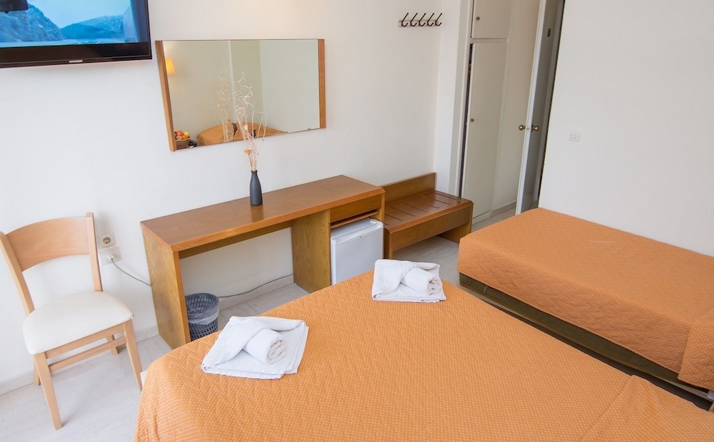 Standard Twin Room - Photo 7