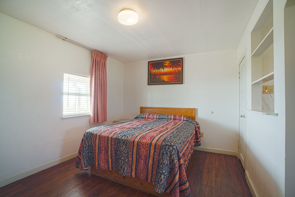 Room, 1 Queen Bed, Smoking, Kitchenette photo 2