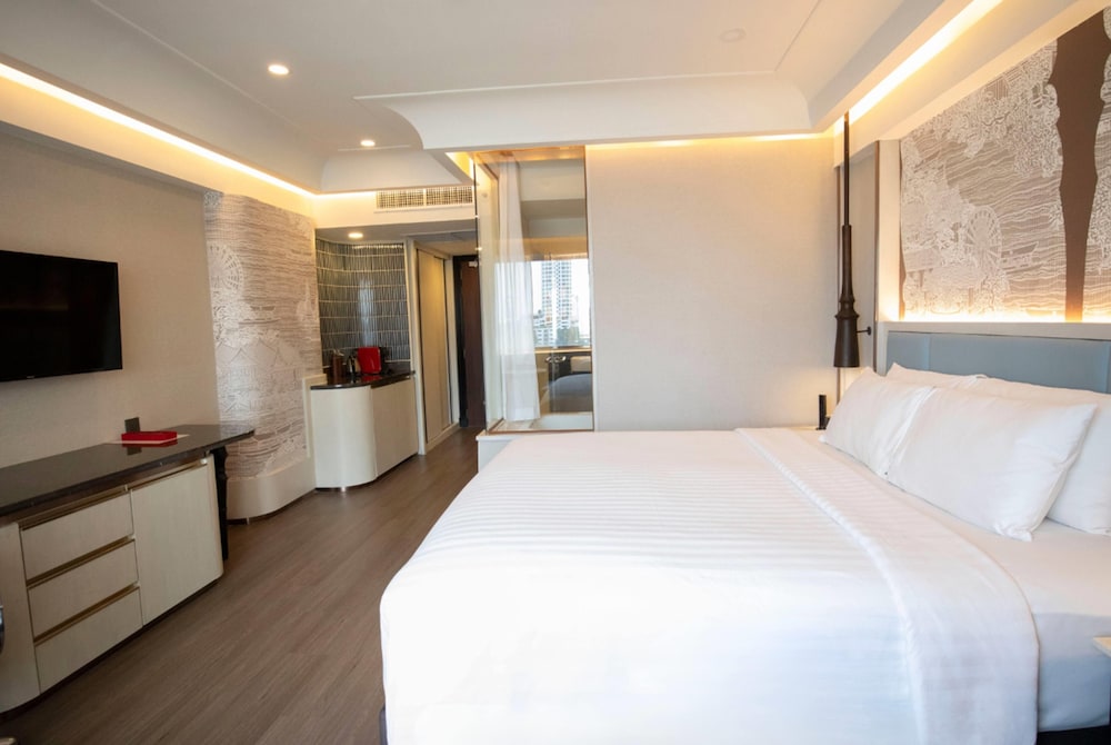 Deluxe Room, 1 King Bed, River View (Premier) thumbnail 5
