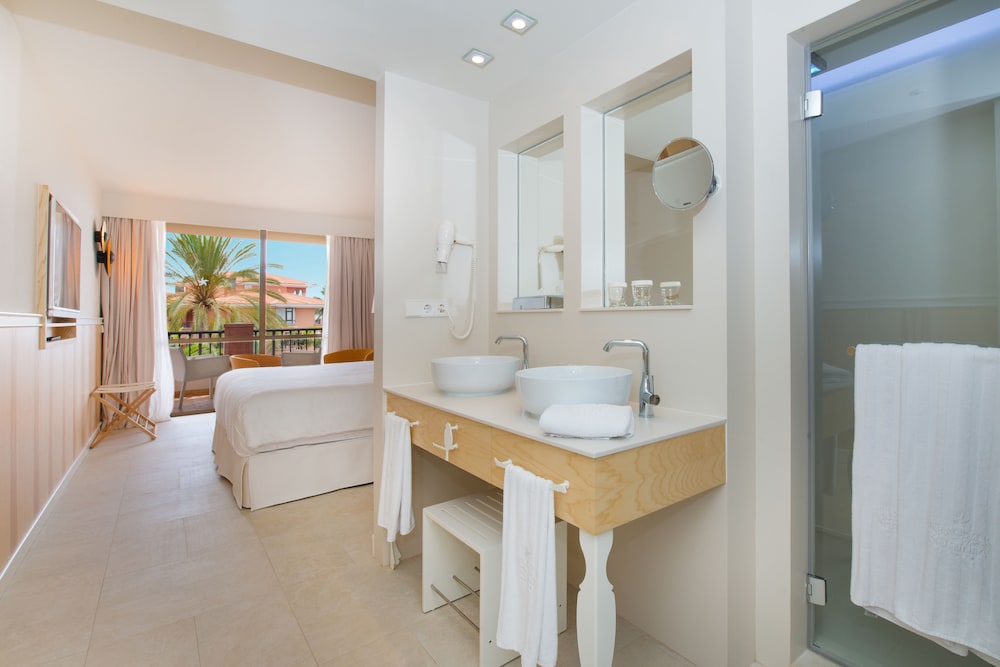 Double or Twin Room, Garden View thumbnail 5