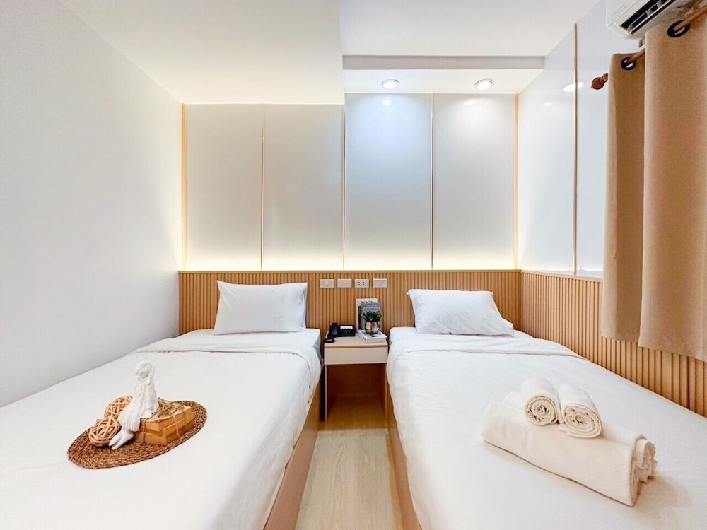 Superior Twin Room, Non Smoking, City View photo 2