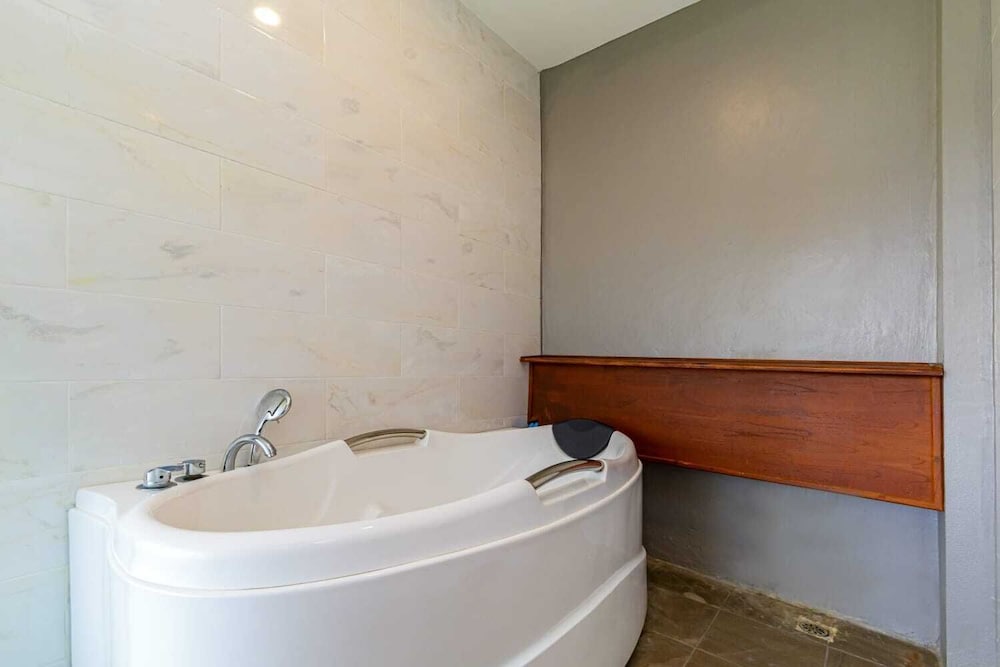 Executive Suite - Photo 7