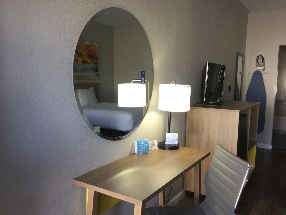 Suite, 2 Queen Beds, Smoking - Photo 2