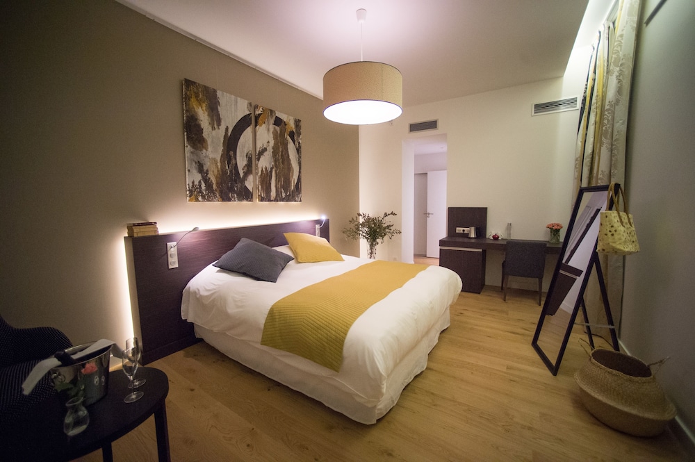 Deluxe Room, 1 King Bed, Non Smoking (Larger Room;Twin bed on request) photo 2