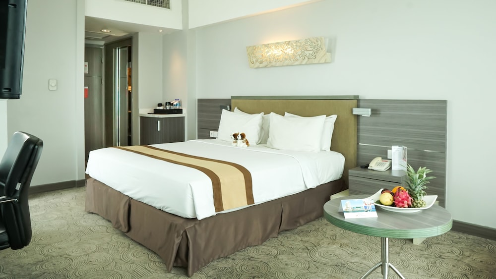 Superior Deluxe Queen Bed