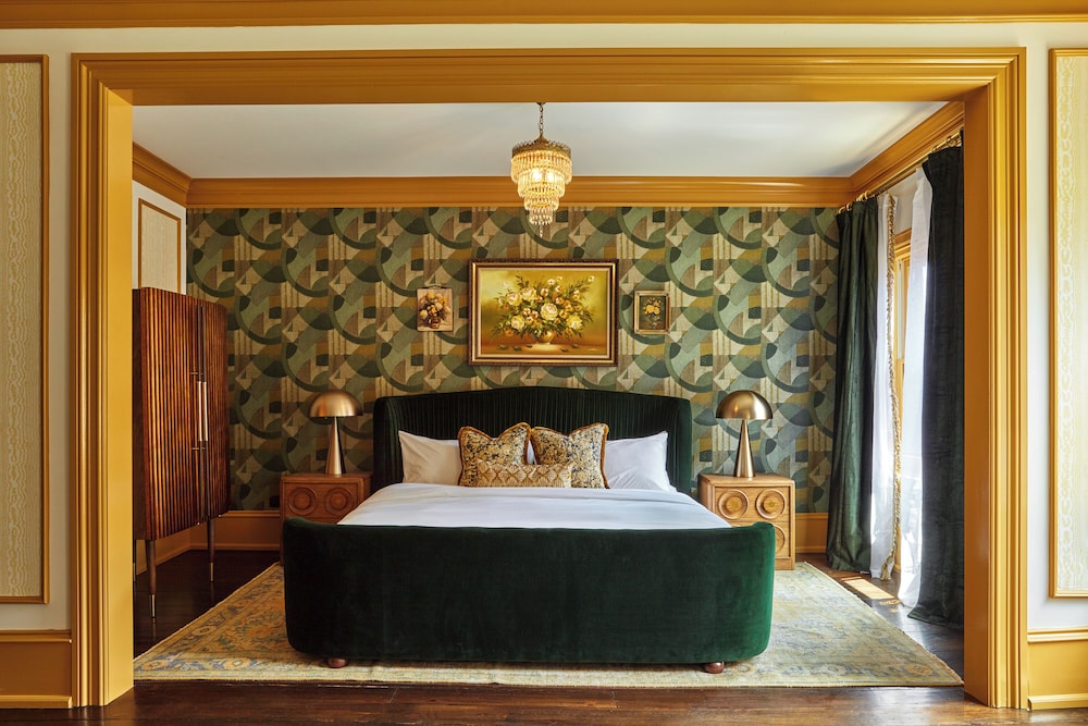 King Salon, 1 King Bed, Kitchenette (The Edith, Floor 4)