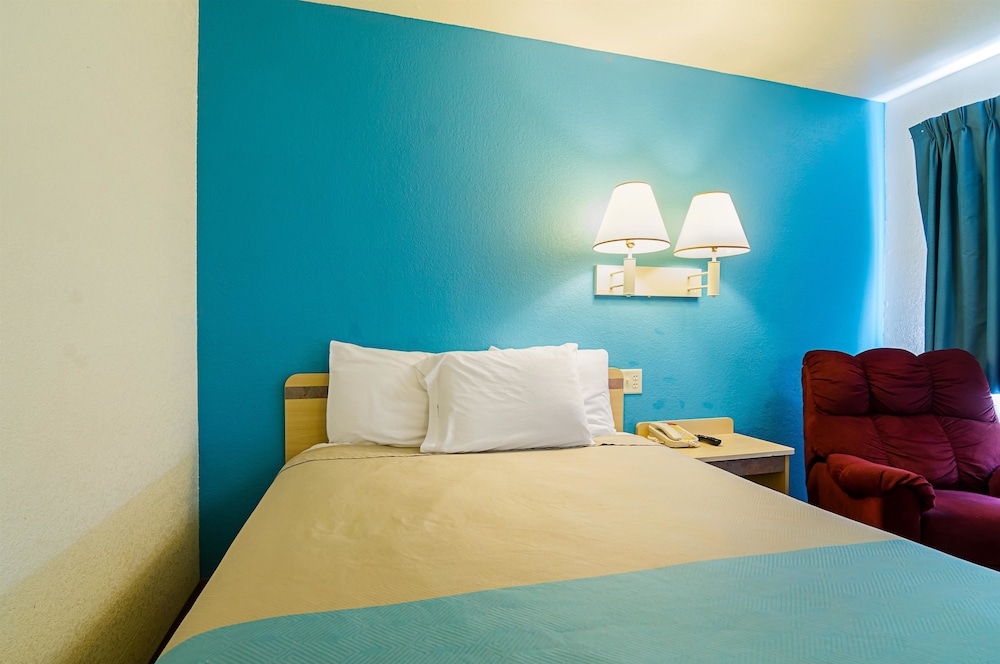 Deluxe Room, 1 King Bed, Smoking, Refrigerator & Microwave