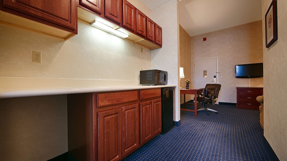 Suite, 1 King Bed, Non Smoking, Refrigerator & Microwave - Photo 4