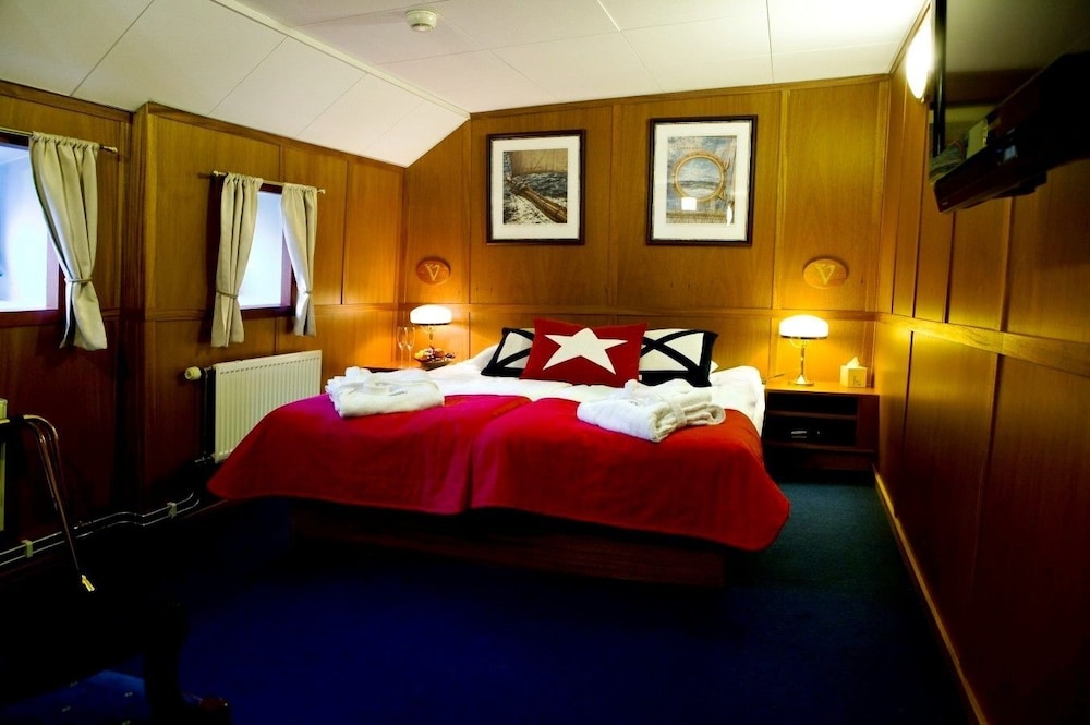 Standard Room, 1 King Bed photo 2