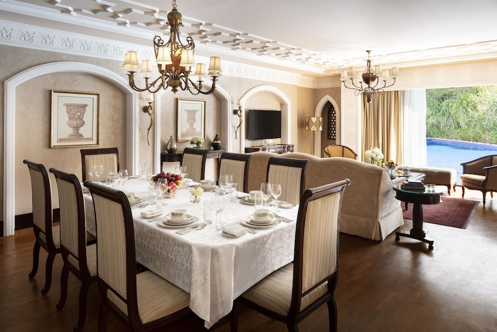 Four Bedroom Royal Villa, direct lagoon pool access, butler, daily breakfast & airport transfer