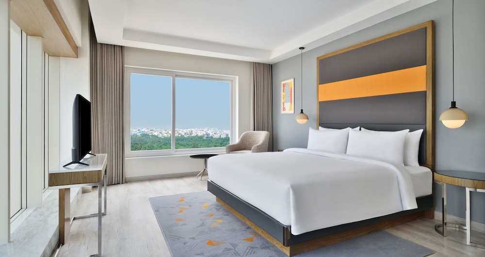 Club Room, 1 King Bed, Non Smoking - Photo 6