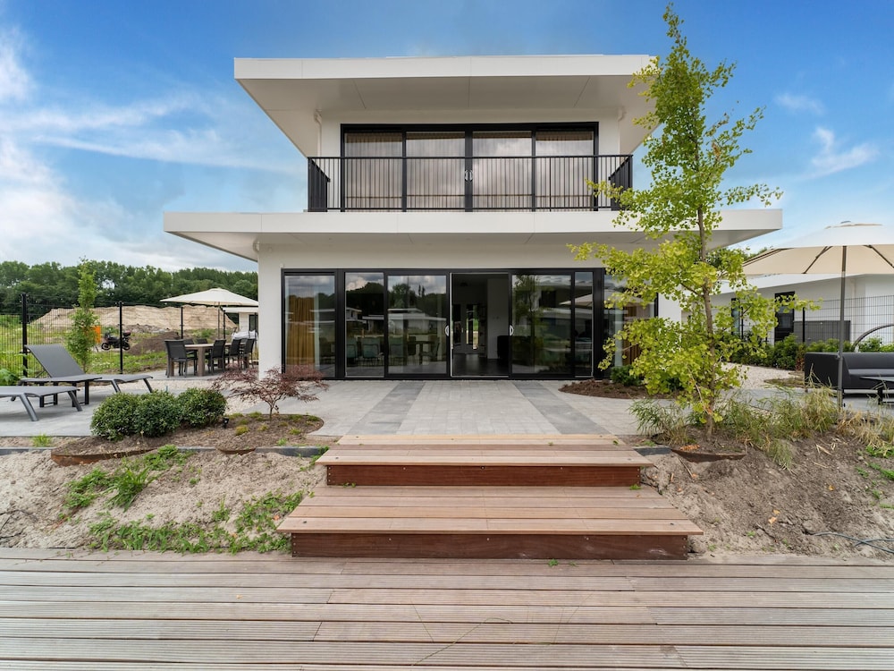 Villa photo 1