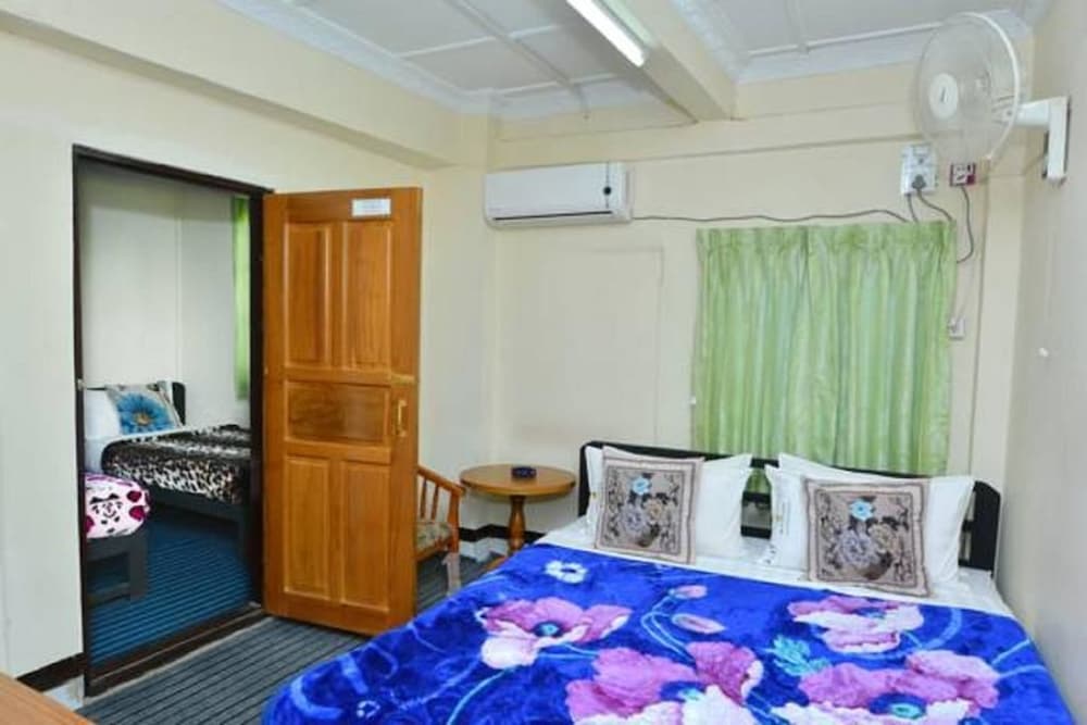 Economy Triple Room (Shared Bathroom) photo 3