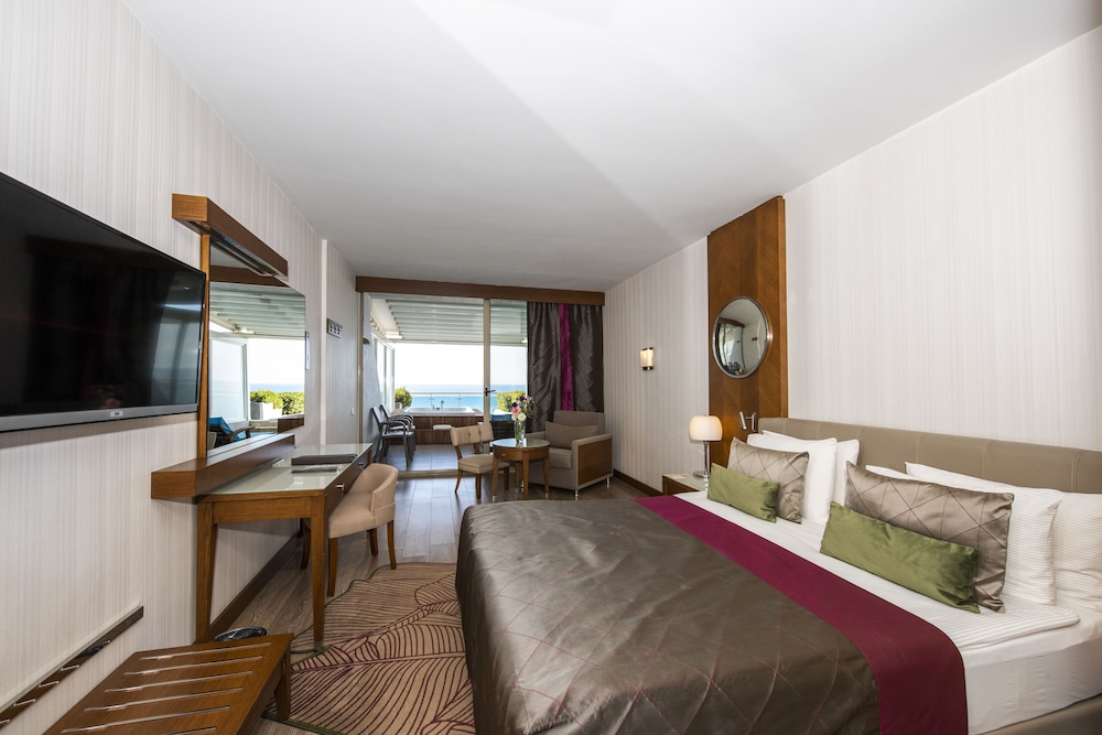 Deluxe Room, Jetted Tub, Partial Sea View