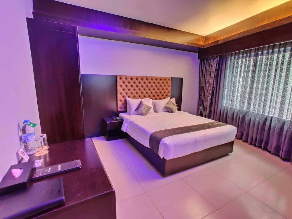 Standard Single Room, 1 Queen Bed, Non Smoking, Pool Access photo 2
