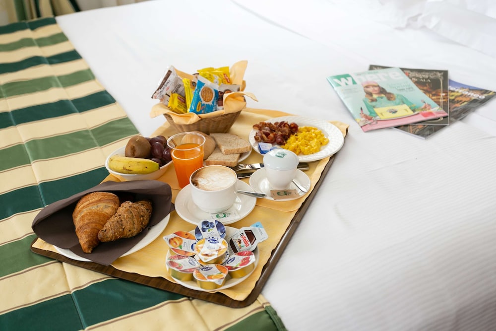 Standard Room, 2 Twin Beds thumbnail 6