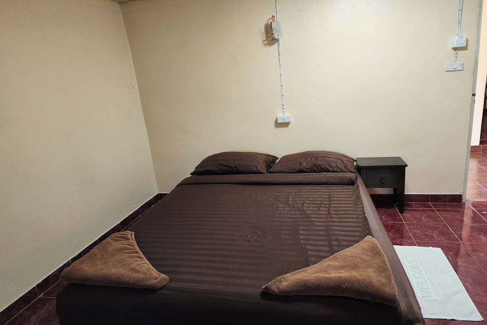 Deluxe Room, 1 Queen Bed, Air conditioning