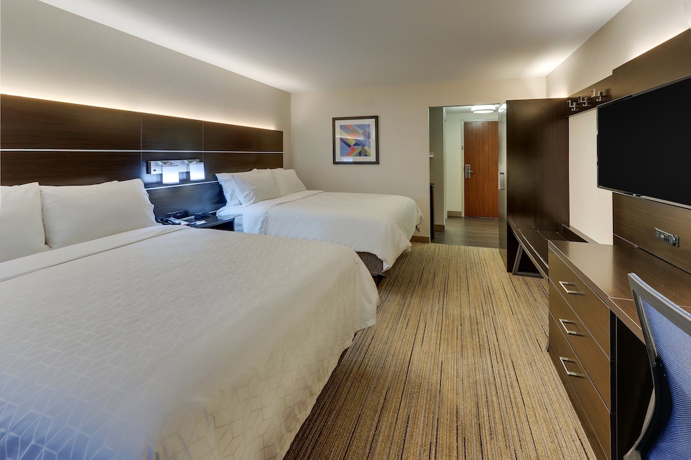 Standard Room, 2 Queen Beds - Photo 10