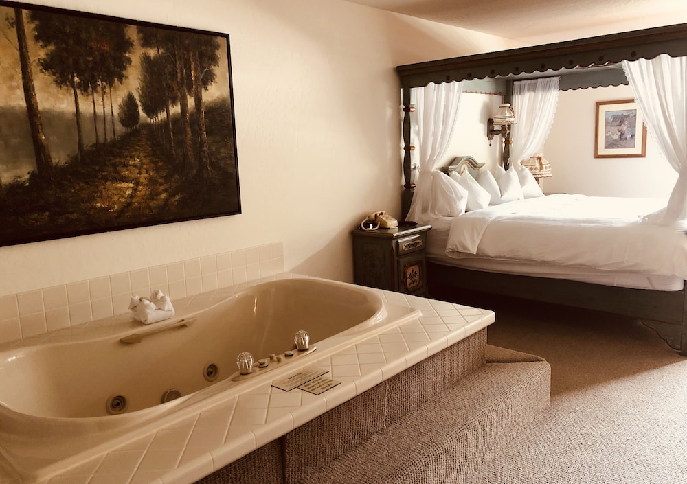 Suite, 1 King Bed with Sofa bed (VIP Suite) photo 2