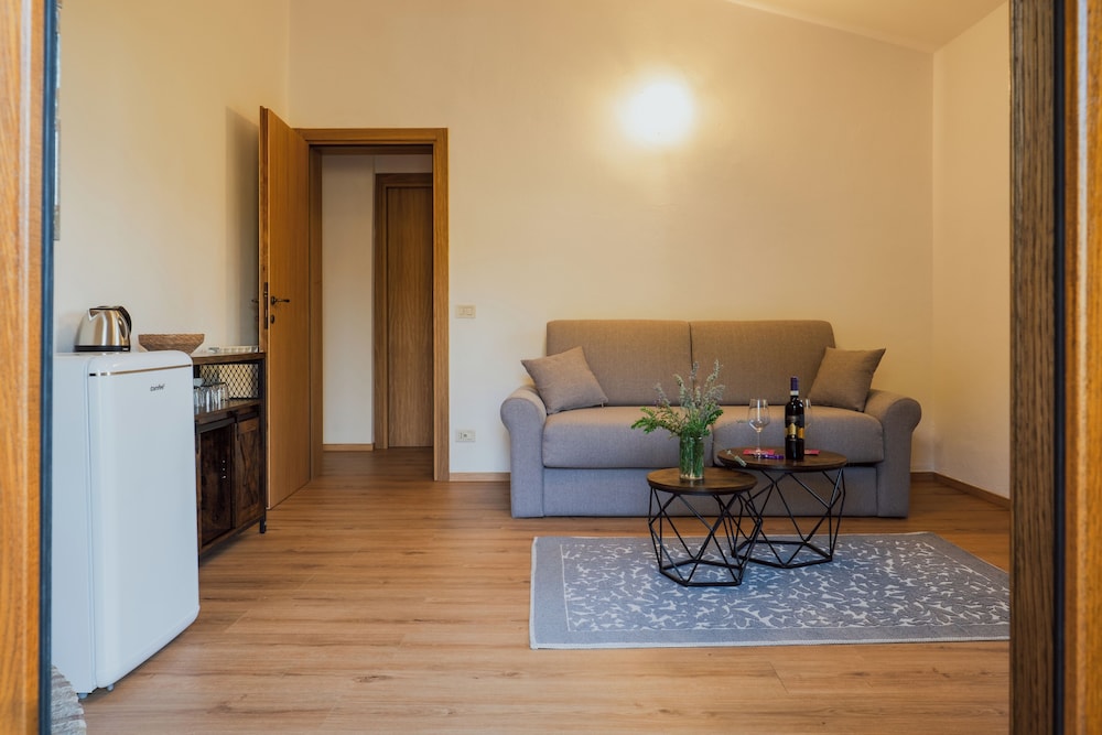 Junior Suite, 1 Queen Bed, Garden View photo 3