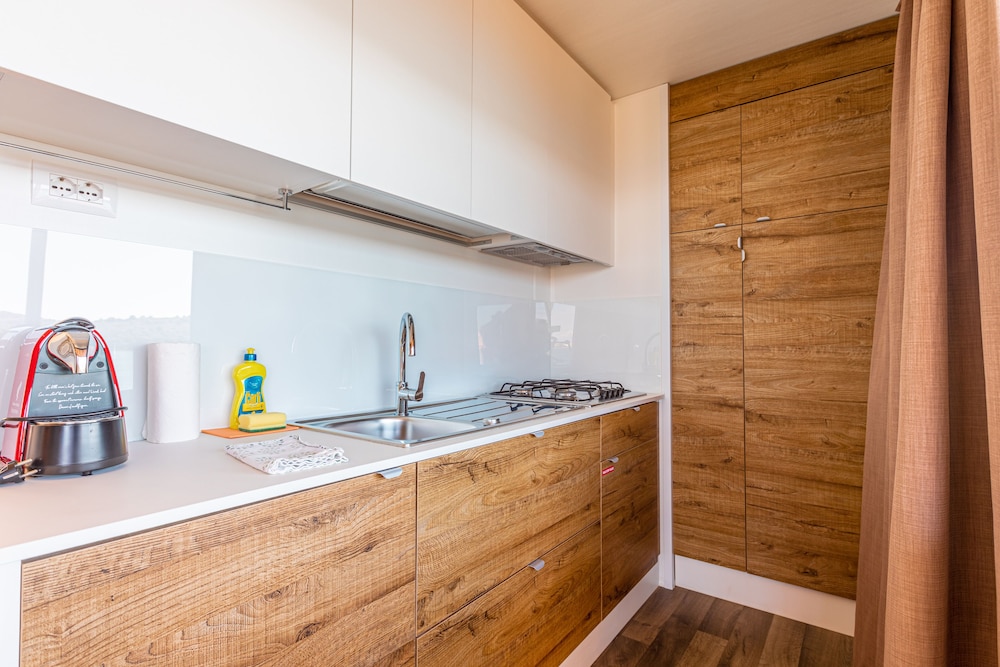 Deluxe Mobile Home, 2 Bedrooms, Pool Access, Sea View (E14) photo 3