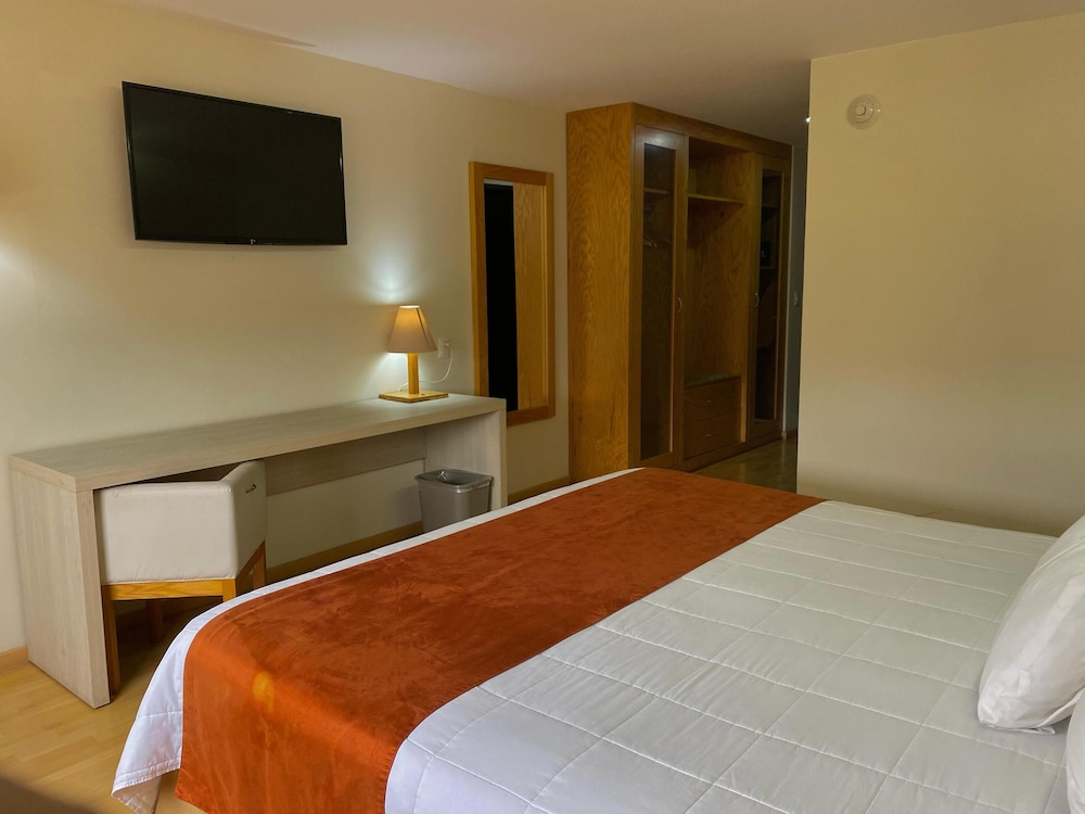 Standard Room, 1 King Bed, Mobility Accessible photo 2