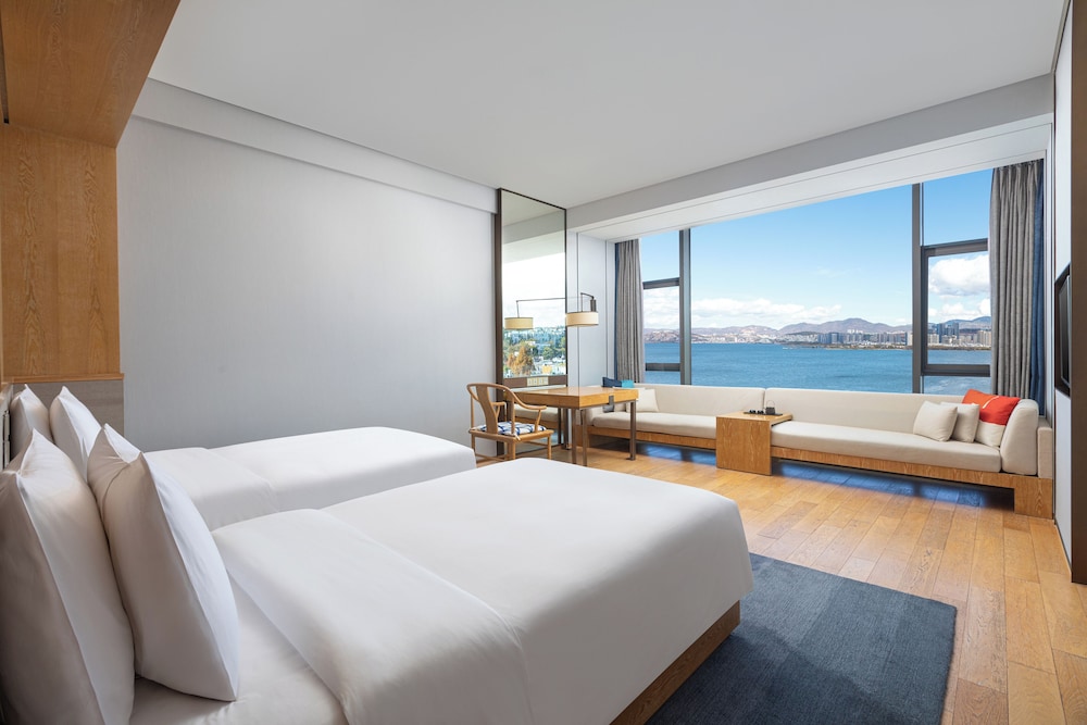 Standard Room, 1 King Bed, Lake View (140 Degree Lake View High Floor) thumbnail 5