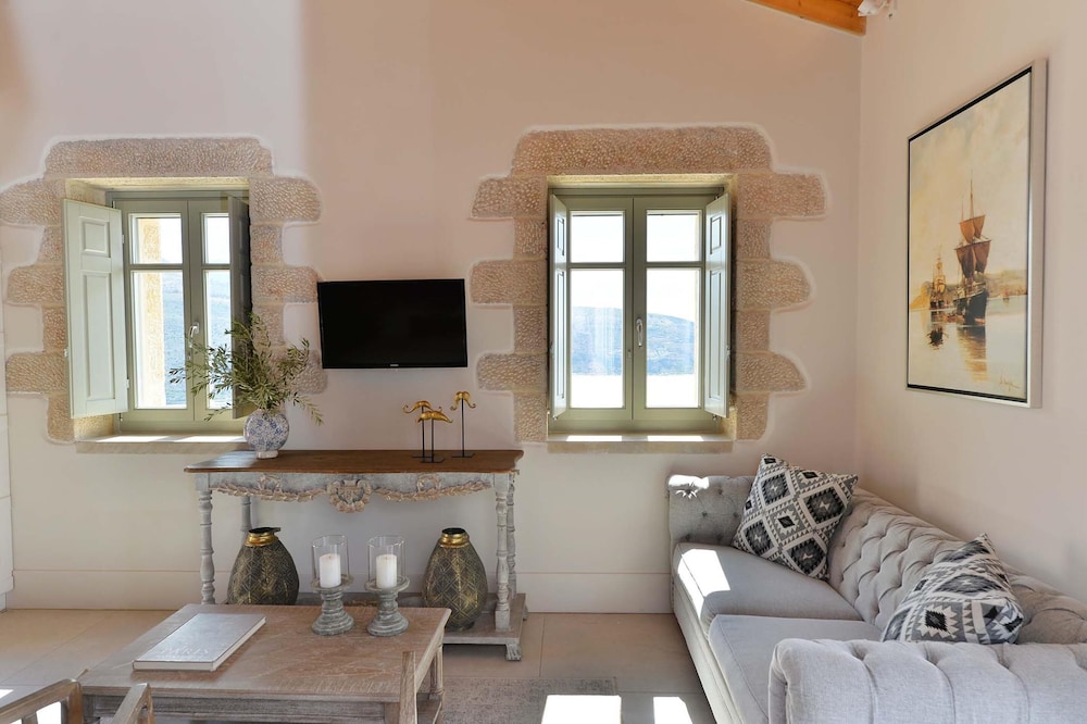 Deluxe Suite, Sea View - Photo 21