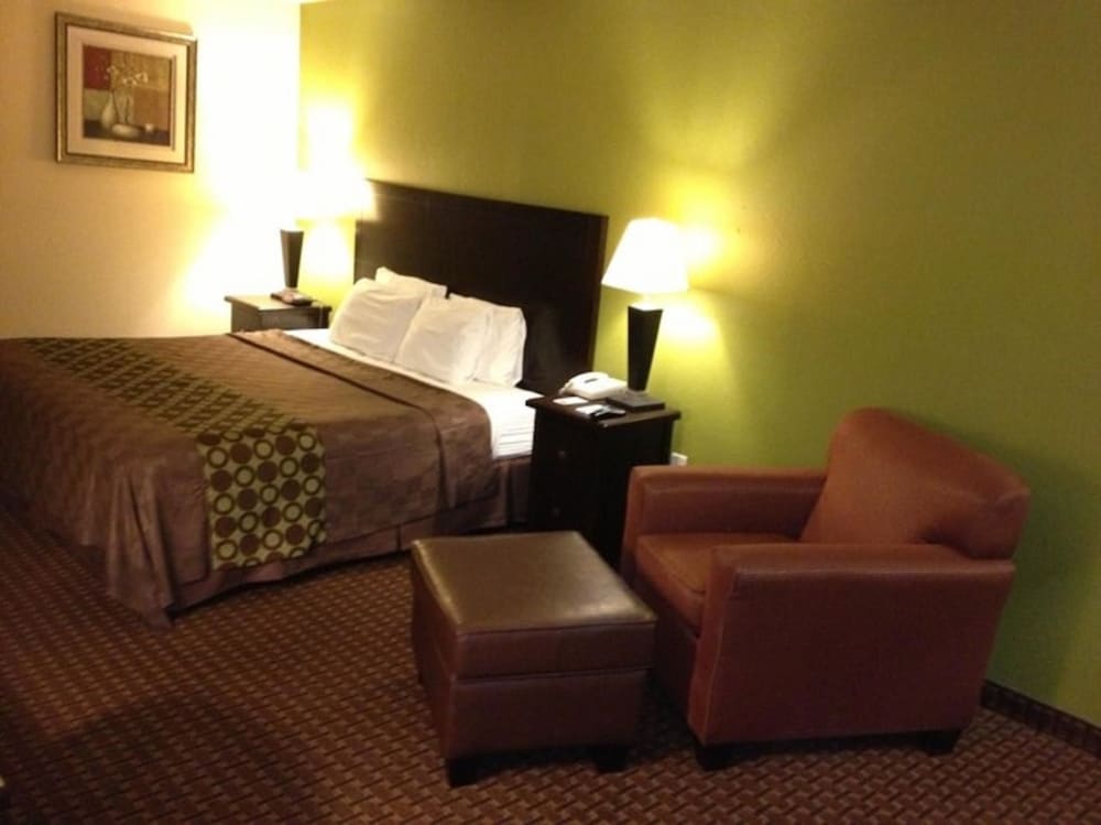 Standard Room, 1 King Bed, Smoking - Photo 7