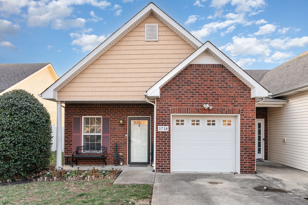 Stylish 2BR Townhome w Garage Patio Perfect for Stays or Assignments, Foto 24