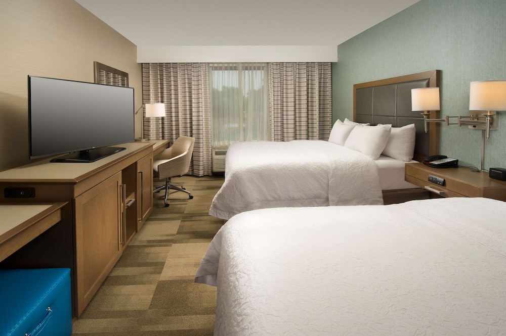 Room, 2 Queen Beds, Accessible, Bathtub photo 1