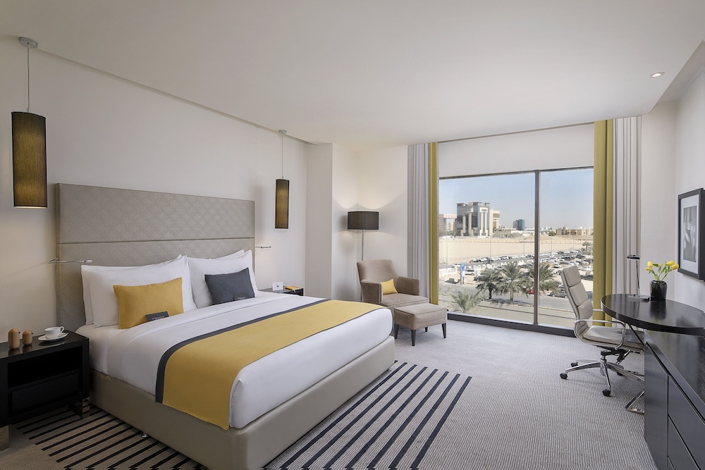 Grand Room, 1 King Bed, Non Smoking, City View - Photo 5