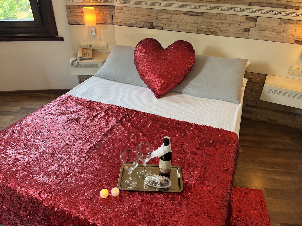 Honeymoon Room - Photo 2