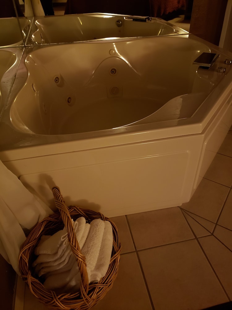 Luxury Suite, 1 King Bed, Jetted Tub photo 3