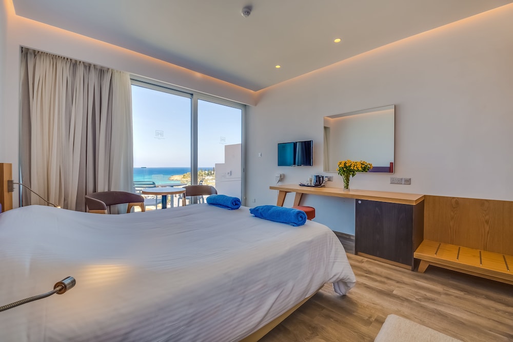 Classic Double Room, Partial Sea View - Photo 2