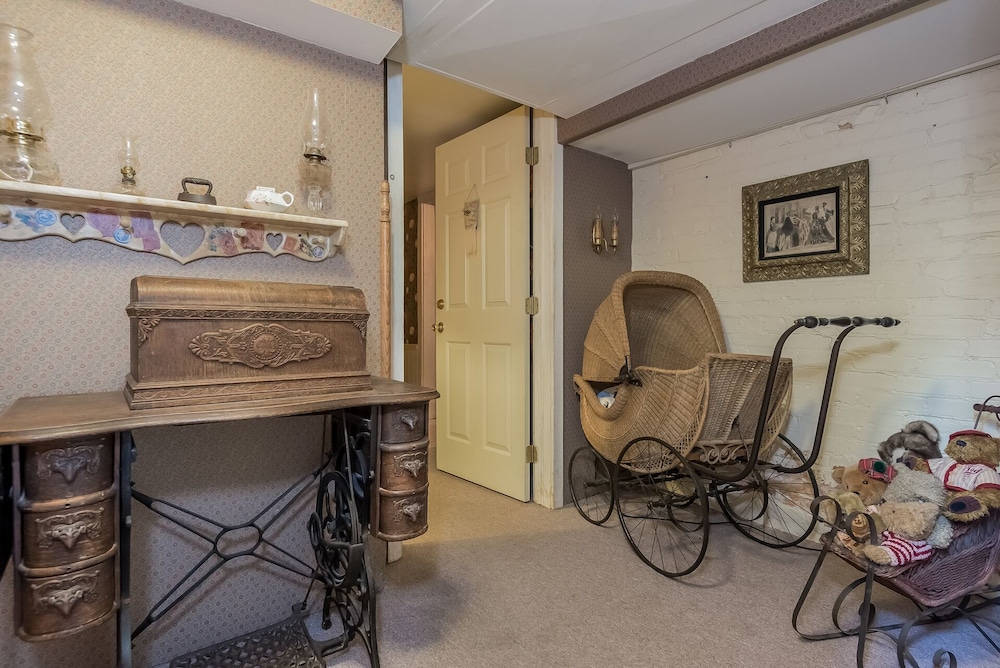 Luxury Suite, 1 Queen Bed, Jetted Tub (Cider Nook) photo 2