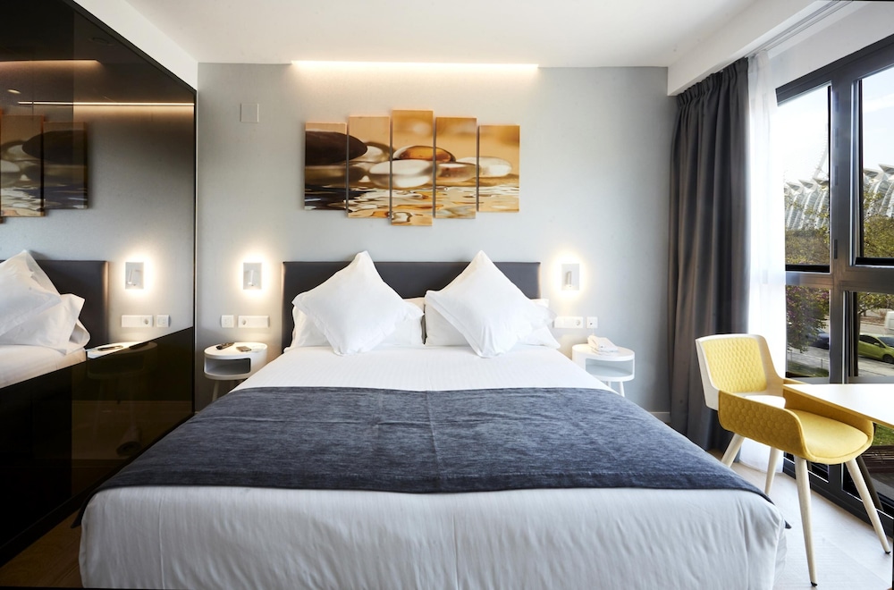 Standard Double Room, City View thumbnail 6