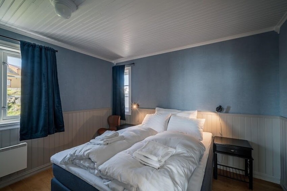 2 bedroom apartment with sleeping alcove photo 3