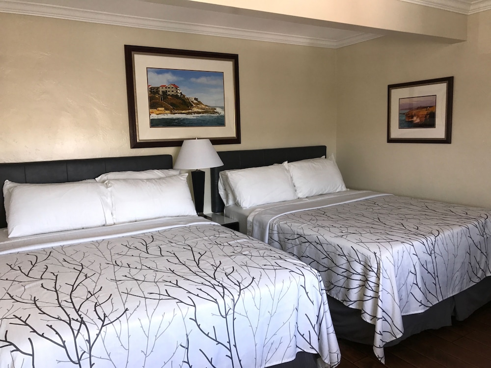 Room, 2 Queen Beds (Not Pet Friendly) - Photo 2