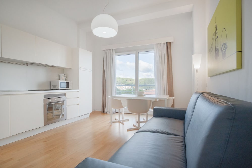 Suite (Apartment)