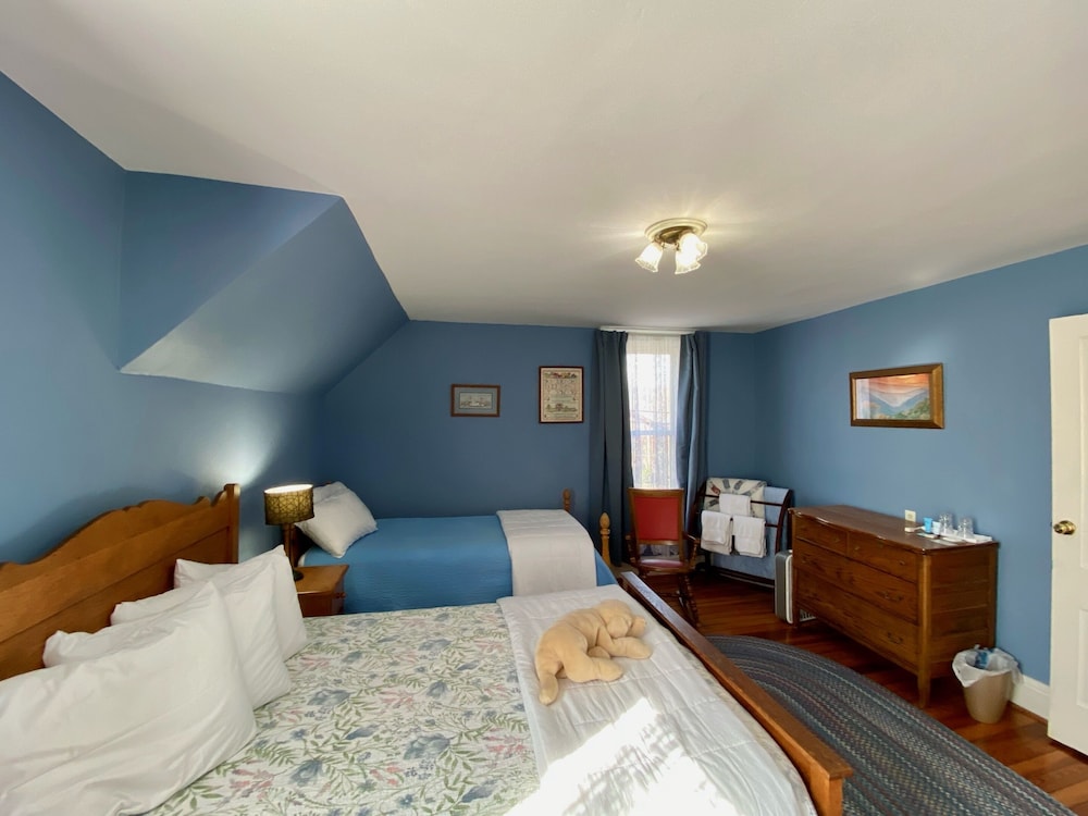Basic Triple Room, Shared Bathroom (Blue)