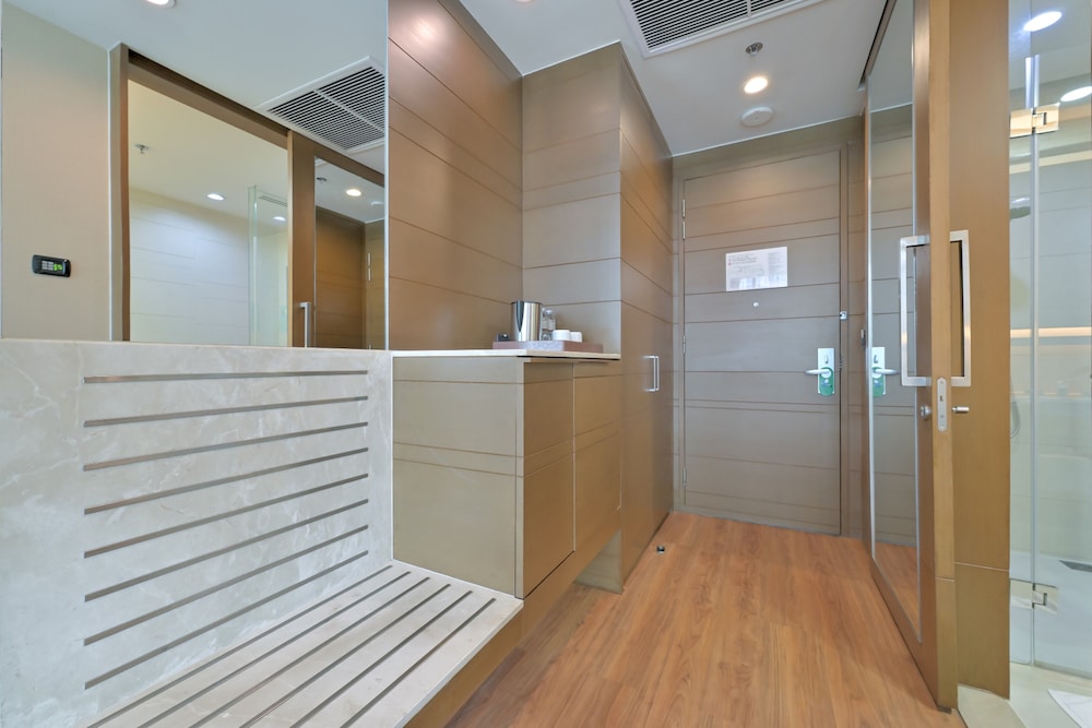 Executive Superior Sky with Lounge Access thumbnail 5