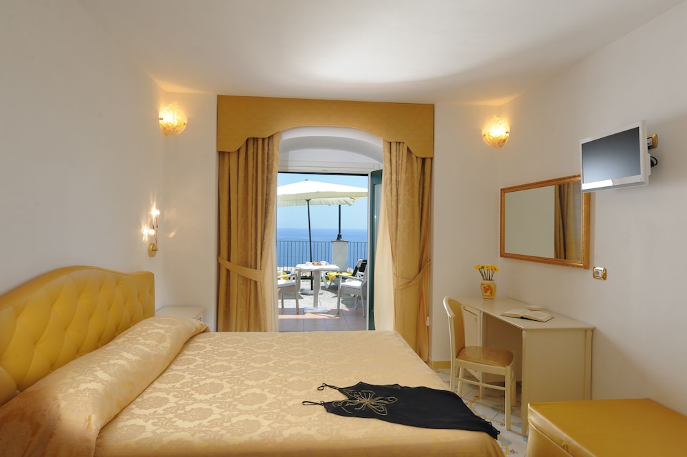 Deluxe Terrace Sea View photo 2
