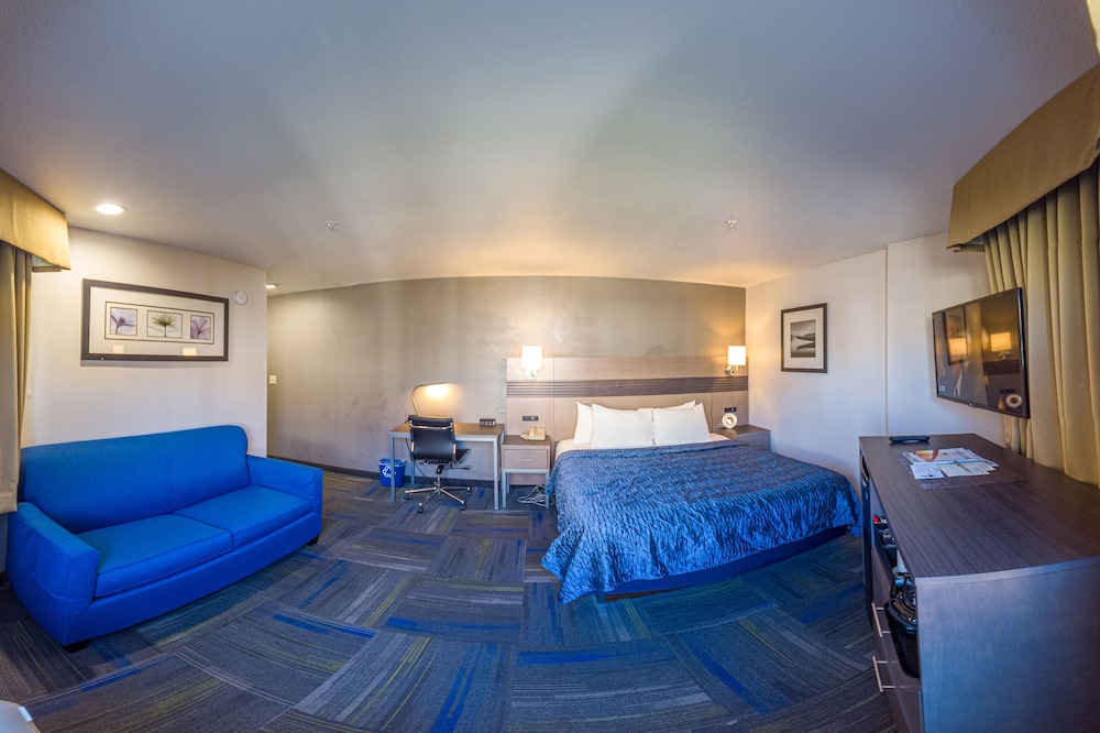 King Room with Sofa Bed thumbnail 5