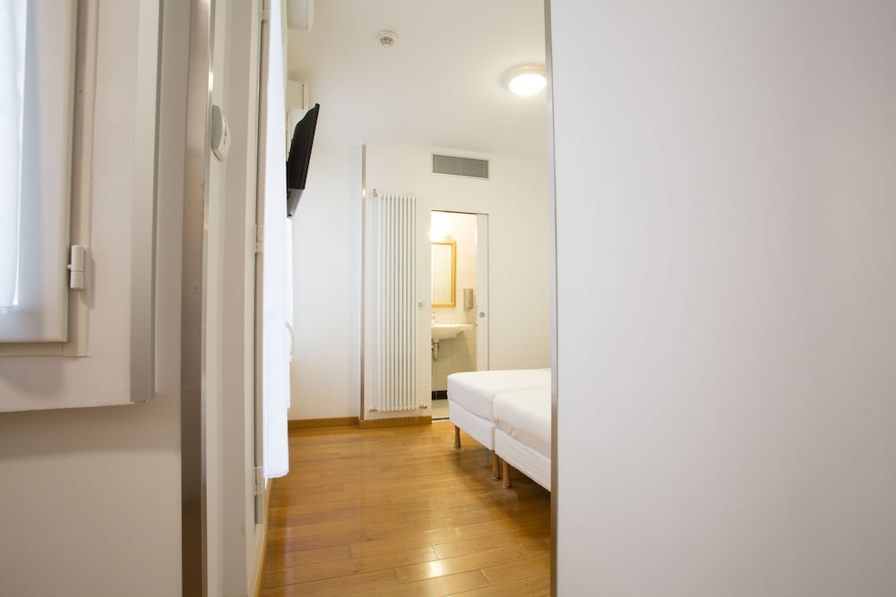 Standard Twin Room photo 2