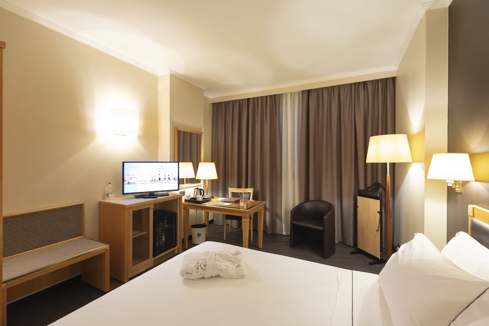 Executive Room thumbnail 5